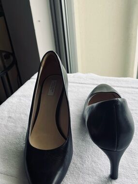 Classic Black Leather Women's Pumps - Elegant Everyday Heel